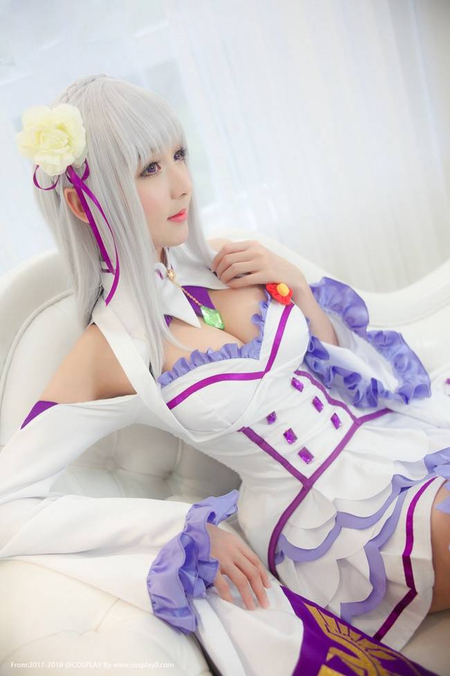 Cosplay福利/童颜巨乳爱蜜莉雅白丝萝莉私房写真Cosplay福利