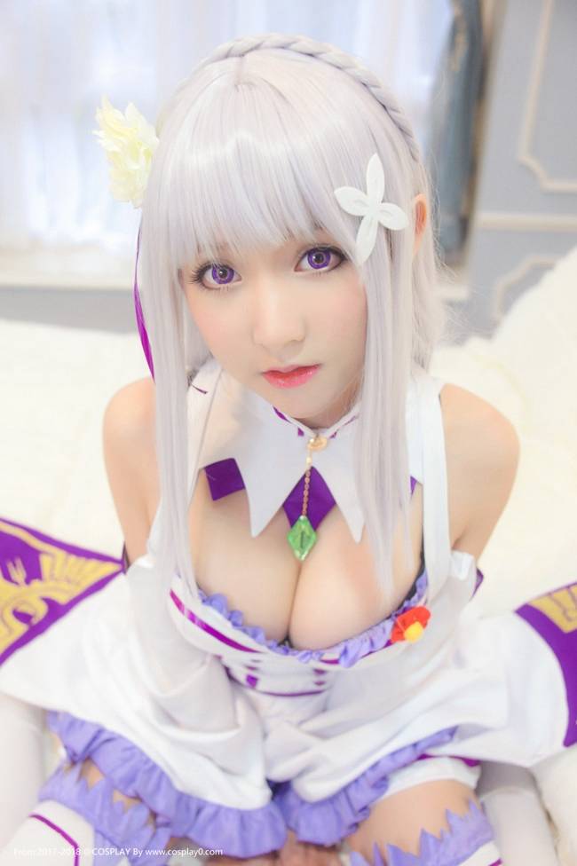 Cosplay福利/童颜巨乳爱蜜莉雅白丝萝莉私房写真Cosplay福利