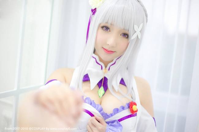 Cosplay福利/童颜巨乳爱蜜莉雅白丝萝莉私房写真Cosplay福利