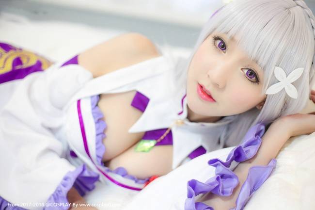 Cosplay福利/童颜巨乳爱蜜莉雅白丝萝莉私房写真Cosplay福利