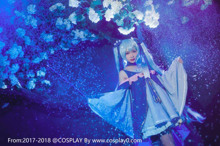 Cosplay福利/汐颜玲Cosplay初音未来雪初音同人萝莉图片