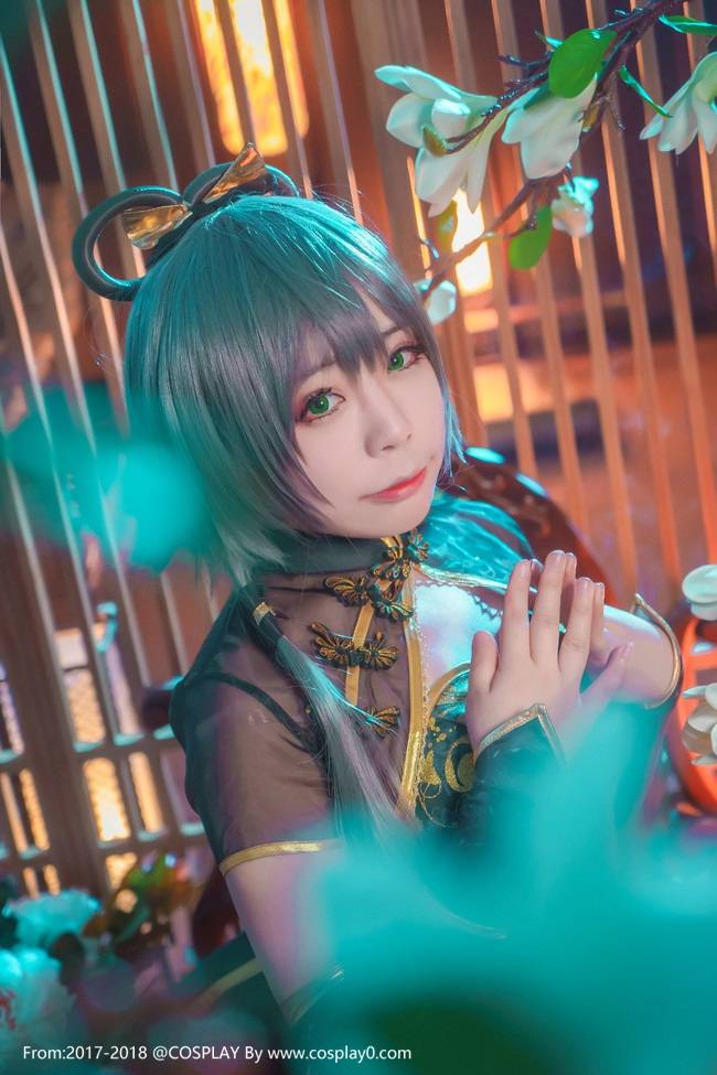 Cosplay福利/金丝雀洛天依旗袍同人网袜黑丝诱惑足控Cosplay福利