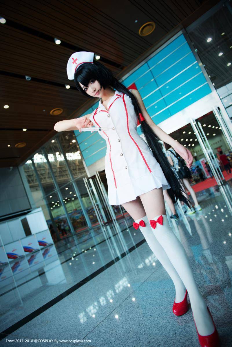 Cosplay福利/啾小妍SAMA英雄联盟实习护士阿卡丽白丝Cosplay图片