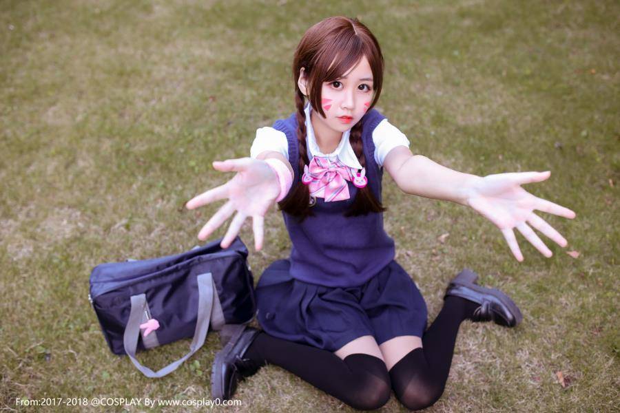 Cosplay福利/半次元萌芽儿守望先锋D.va制服黑丝萝莉Cosplay图片