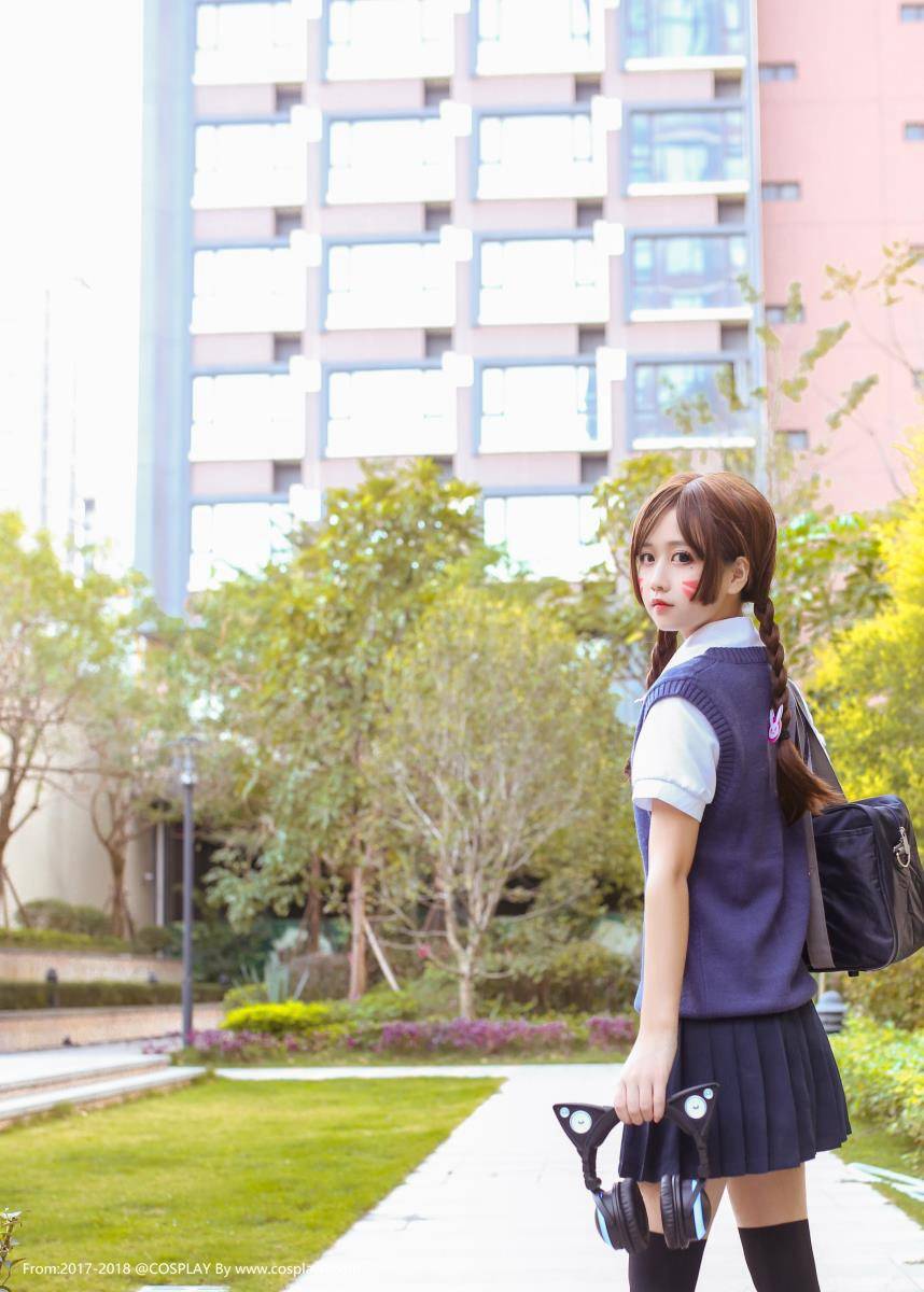 Cosplay福利/半次元萌芽儿守望先锋D.va制服黑丝萝莉Cosplay图片