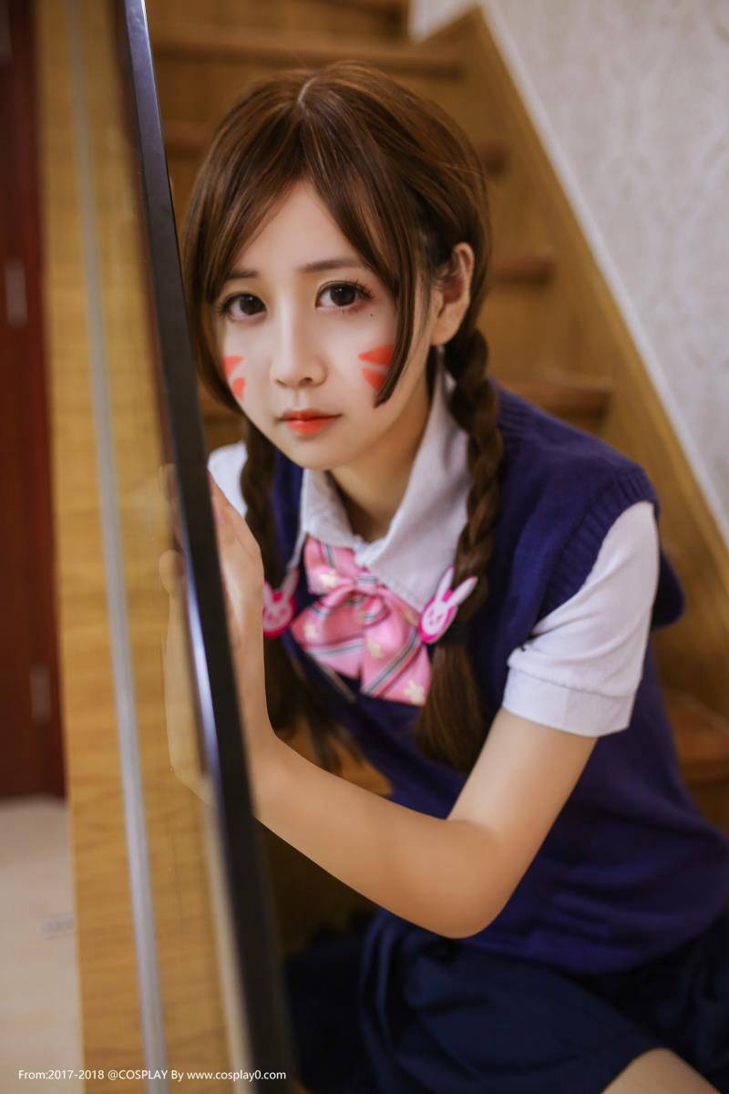 Cosplay福利/半次元萌芽儿守望先锋D.va制服黑丝萝莉Cosplay图片