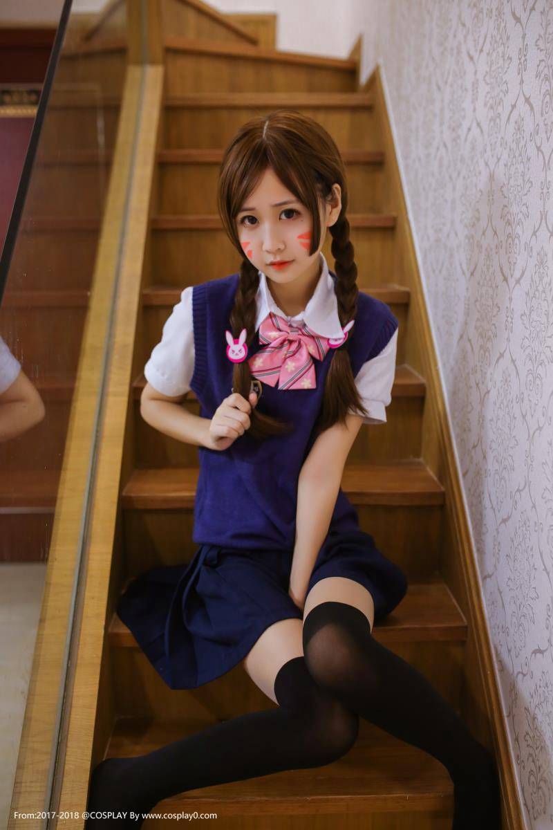 Cosplay福利/半次元萌芽儿守望先锋D.va制服黑丝萝莉Cosplay图片