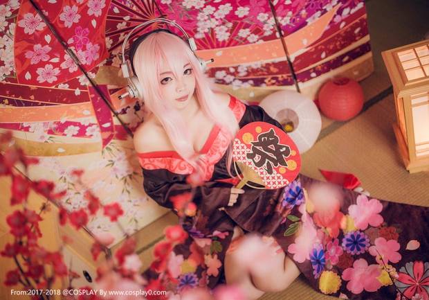 Cosplay福利/夏日祭超级索尼子和服白丝萝莉裸足Cosplay图片