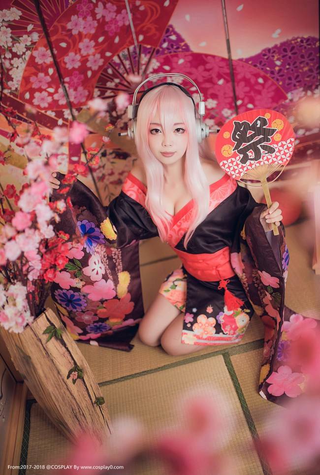 Cosplay福利/夏日祭超级索尼子和服白丝萝莉裸足Cosplay图片