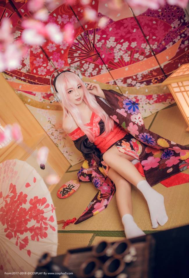 Cosplay福利/夏日祭超级索尼子和服白丝萝莉裸足Cosplay图片