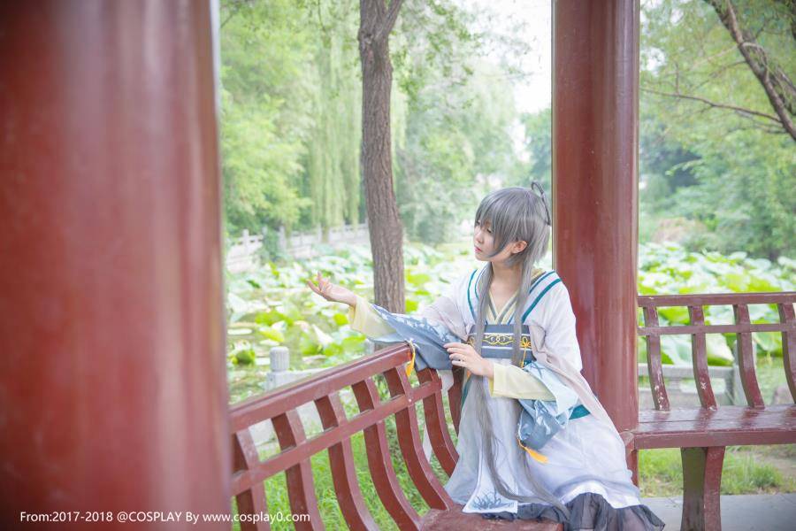 Cosplay福利/白丝萝莉Coser碳酸熊卡洛天依古风Cosplay图片