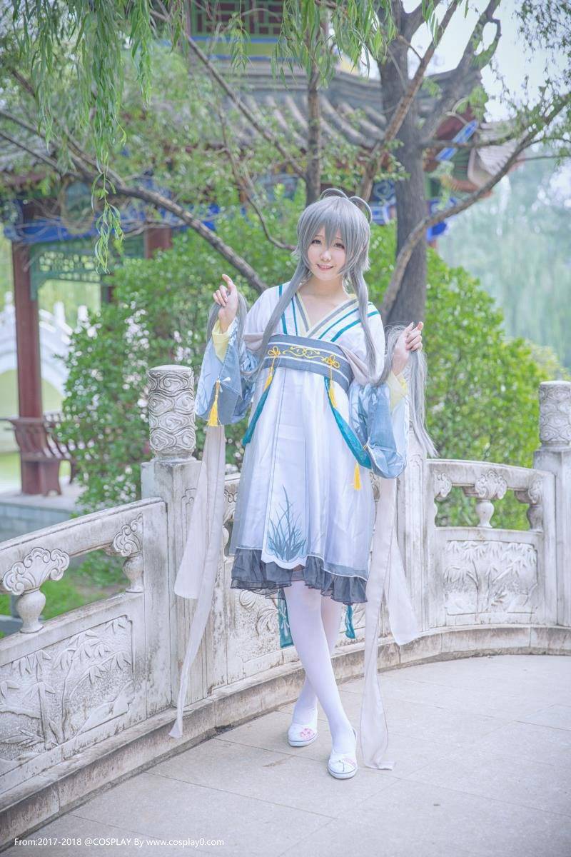 Cosplay福利/白丝萝莉Coser碳酸熊卡洛天依古风Cosplay图片