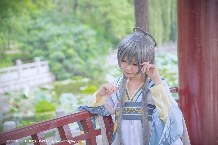 Cosplay福利/白丝萝莉Coser碳酸熊卡洛天依古风Cosplay图片