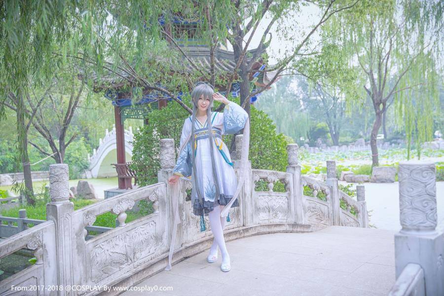Cosplay福利/白丝萝莉Coser碳酸熊卡洛天依古风Cosplay图片