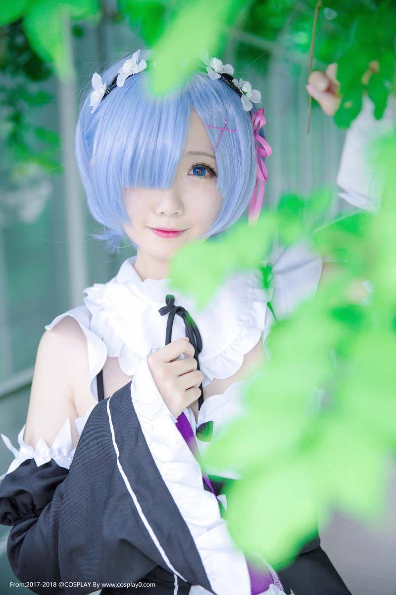 Cosplay福利/半次元Coser碳酸熊卡神还原蕾姆女仆装白丝Cos图片