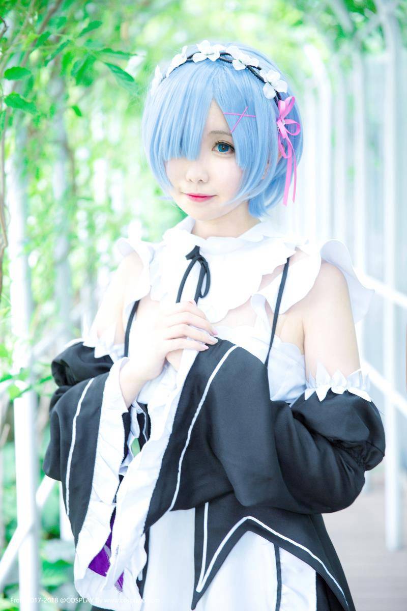 Cosplay福利/半次元Coser碳酸熊卡神还原蕾姆女仆装白丝Cos图片