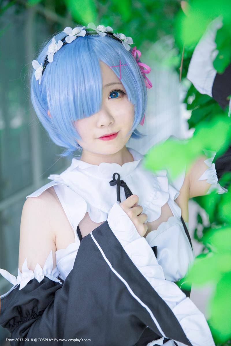 Cosplay福利/半次元Coser碳酸熊卡神还原蕾姆女仆装白丝Cos图片