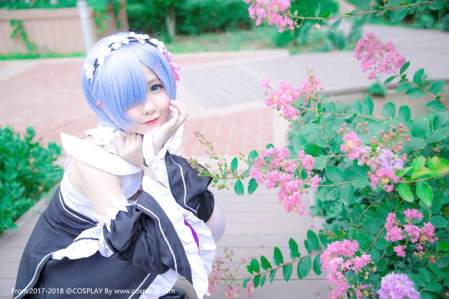 Cosplay福利/半次元Coser碳酸熊卡神还原蕾姆女仆装白丝Cos图片