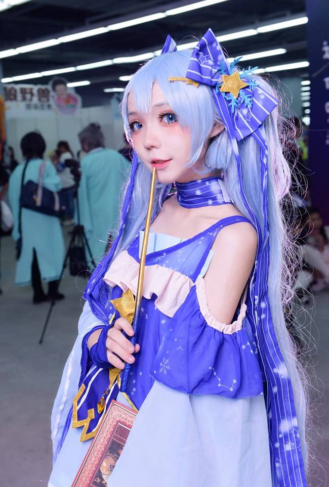 Cosplay福利/星与雪的公主miku