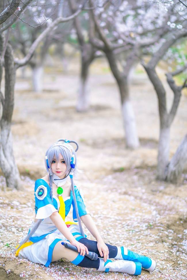 Cosplay福利/洛天依公式服cos正片 Cn：花柒