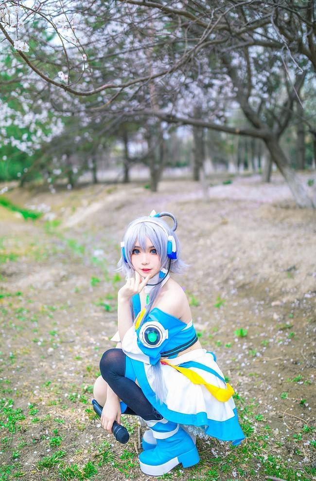 Cosplay福利/洛天依公式服cos正片 Cn：花柒