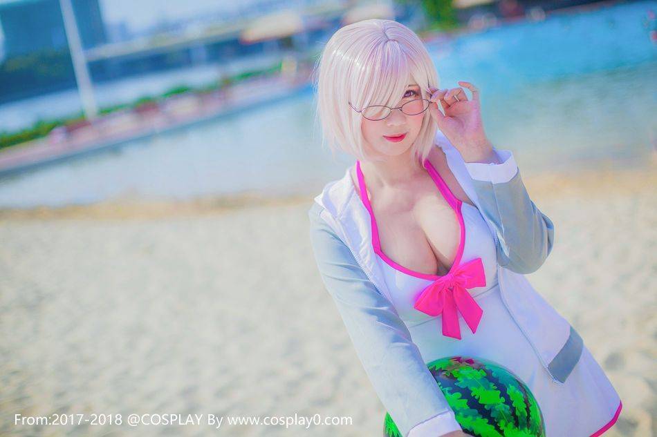 Cosplay福利/眼镜娘萌妹子Cos玛修·基列莱特 福利图