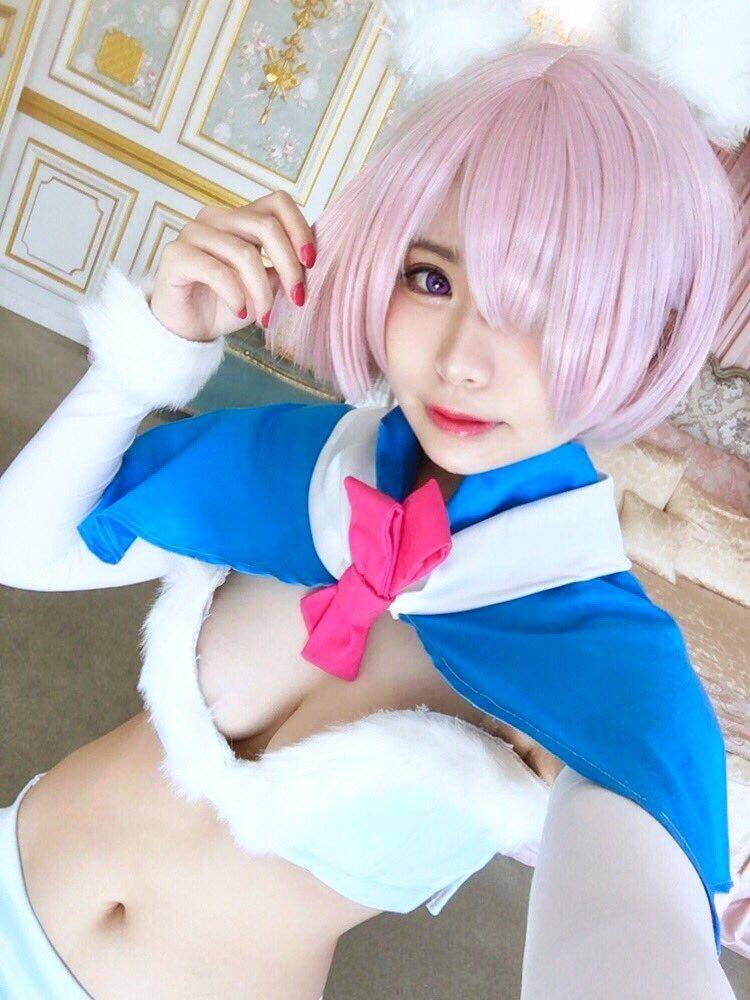 Cosplay福利/萌妹白丝过膝袜美腿 hin可爱