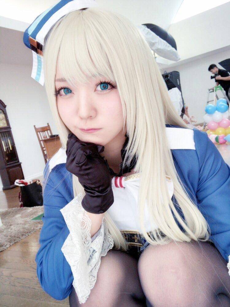 Cosplay福利/萌妹白丝过膝袜美腿 hin可爱
