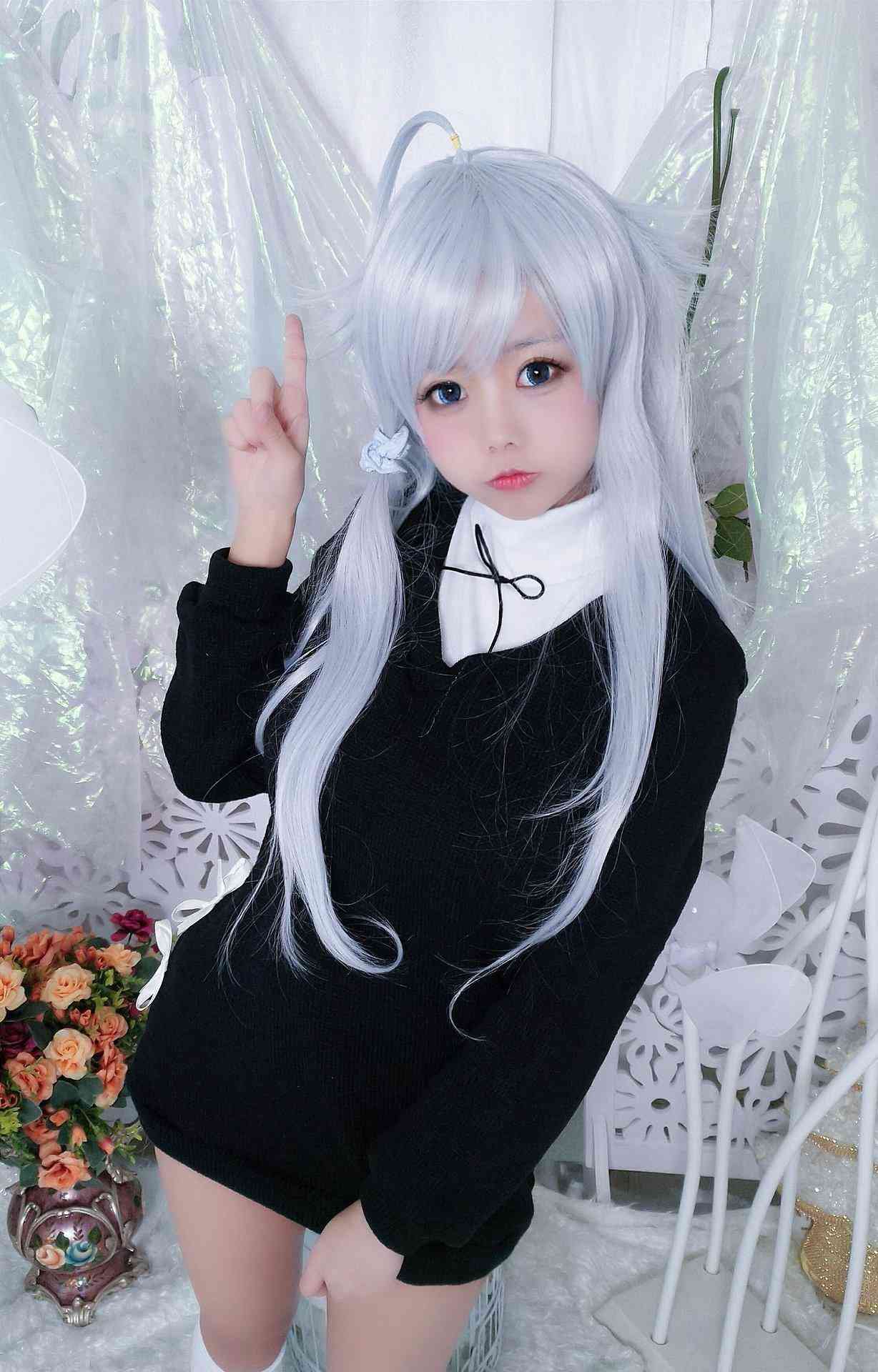 Cosplay福利/萌妹白丝过膝袜美腿 hin可爱