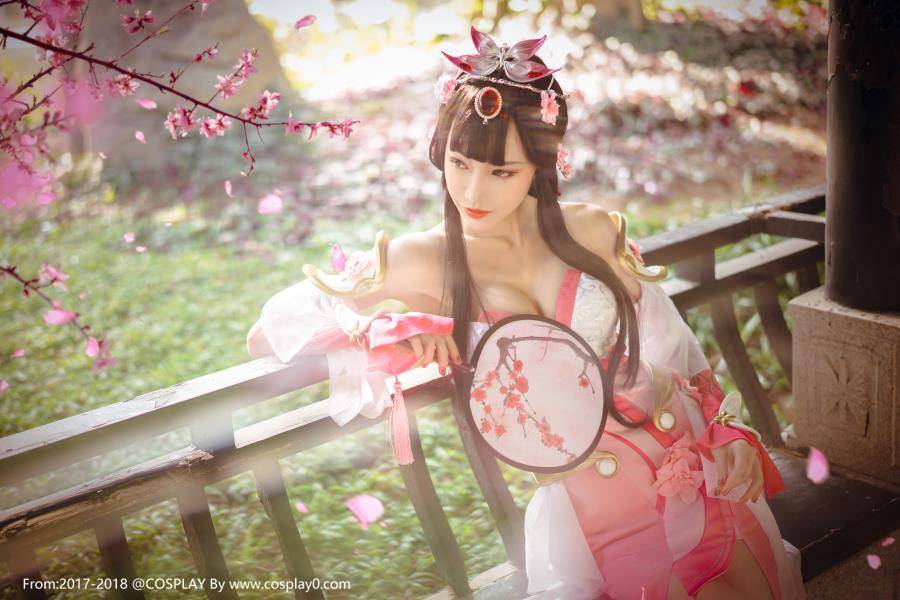 Cosplay福利/巨乳美女王者荣耀甄姬游园惊梦Cos妹子福利图