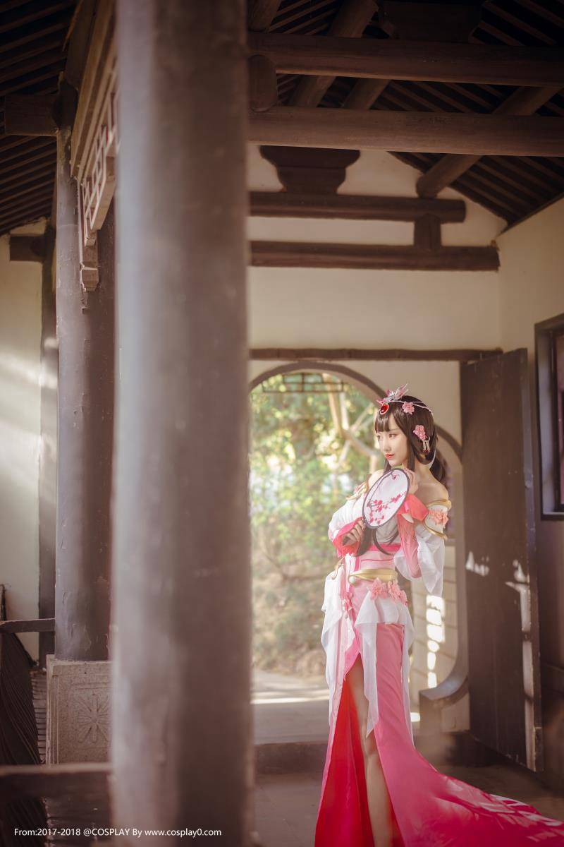 Cosplay福利/巨乳美女王者荣耀甄姬游园惊梦Cos妹子福利图