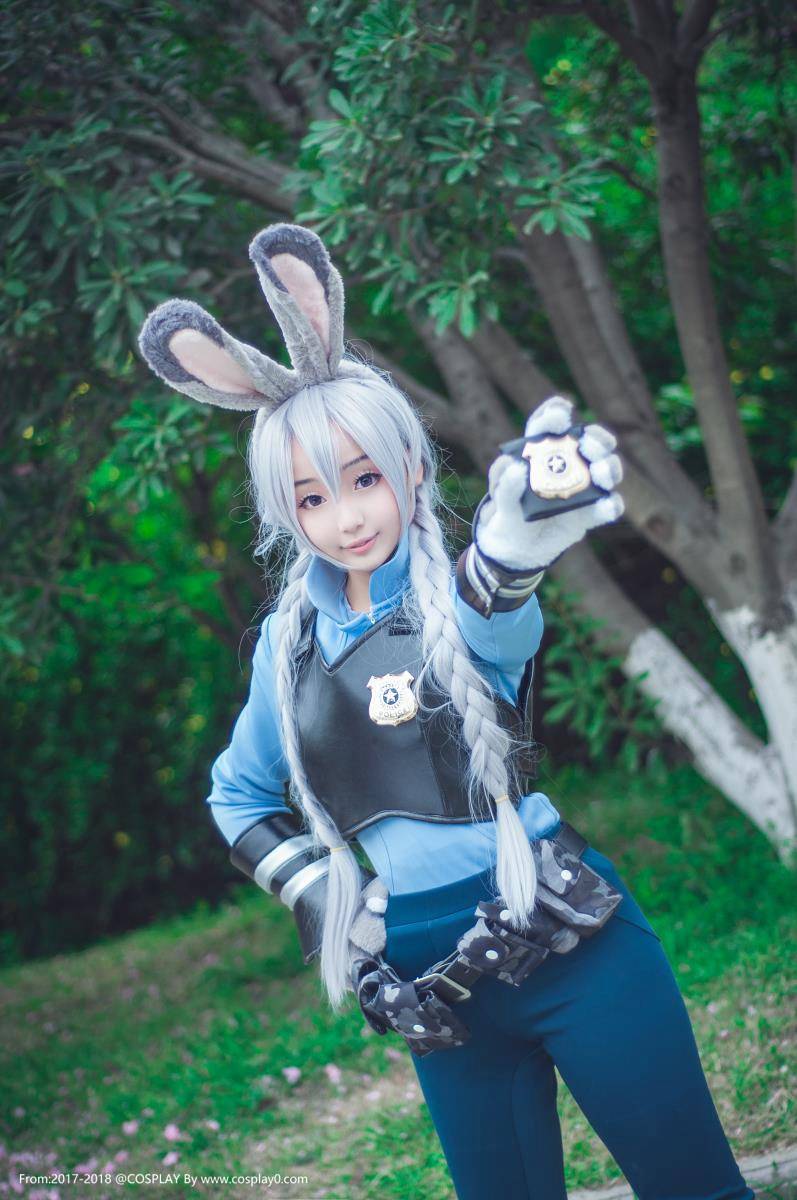 Cosplay福利/疯狂动物城朱迪警服Cosplay清纯美女写真图片