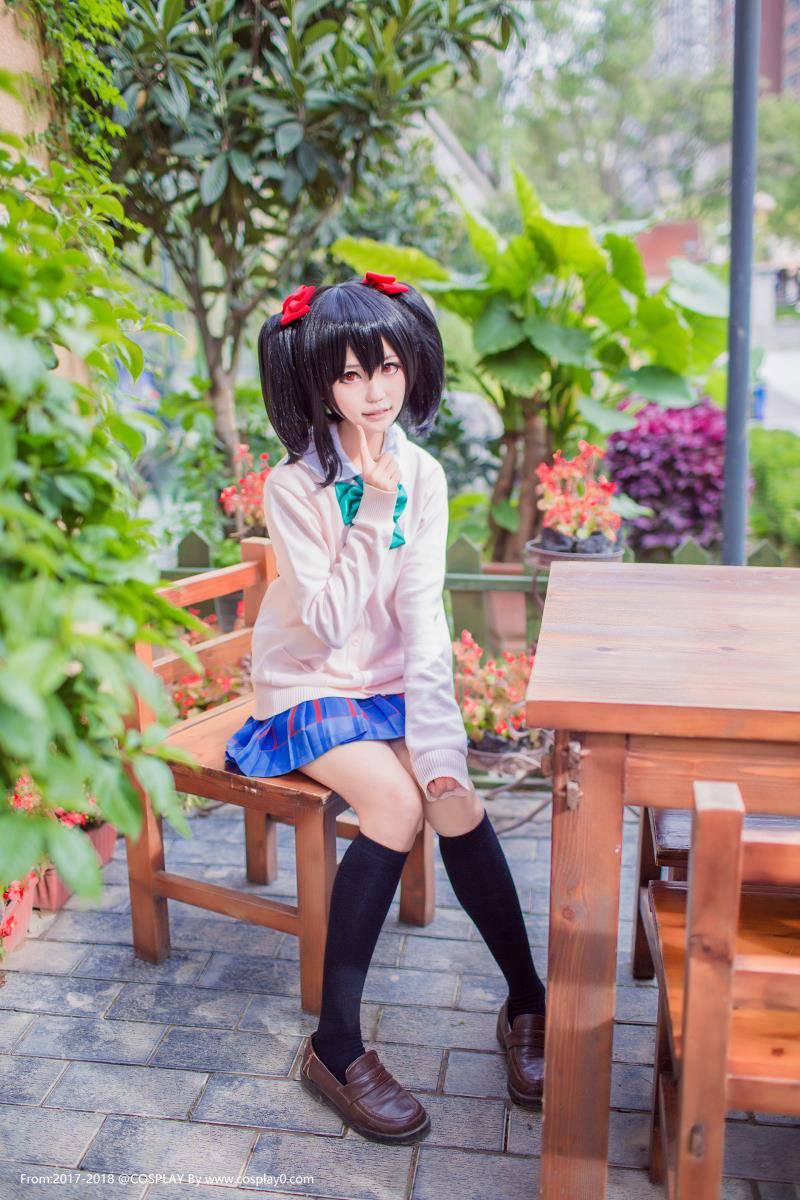 Cosplay福利/矢泽妮可学生校服黑丝短袜Cosplay写真图片
