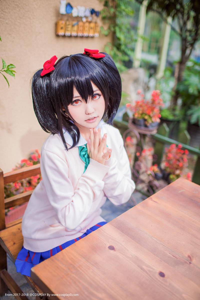 Cosplay福利/矢泽妮可学生校服黑丝短袜Cosplay写真图片