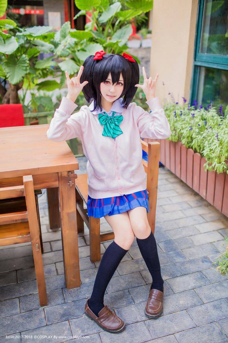 Cosplay福利/矢泽妮可学生校服黑丝短袜Cosplay写真图片