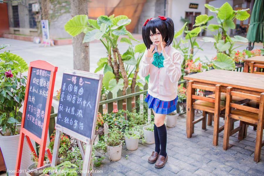 Cosplay福利/矢泽妮可学生校服黑丝短袜Cosplay写真图片