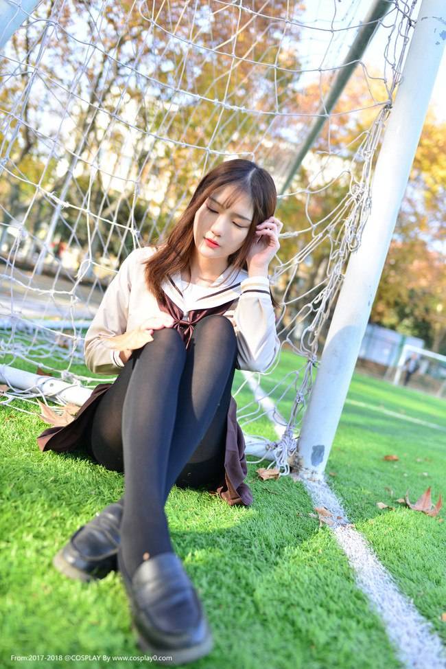 Cosplay福利/半次元卿颜呀JK制服绝对领域黑丝足控福利写真图片