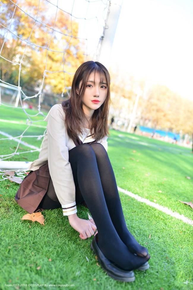 Cosplay福利/半次元卿颜呀JK制服绝对领域黑丝足控福利写真图片
