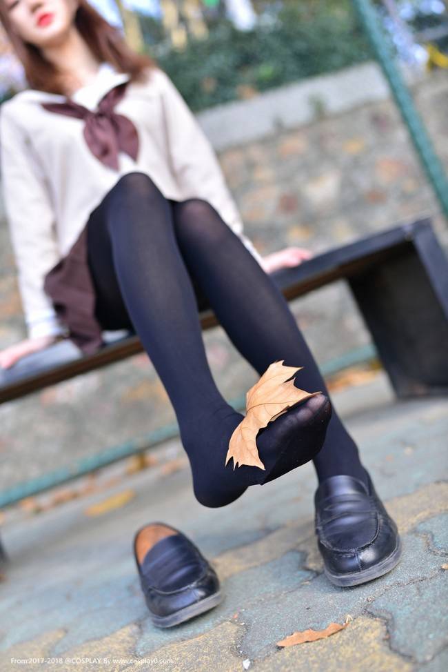 Cosplay福利/半次元卿颜呀JK制服绝对领域黑丝足控福利写真图片