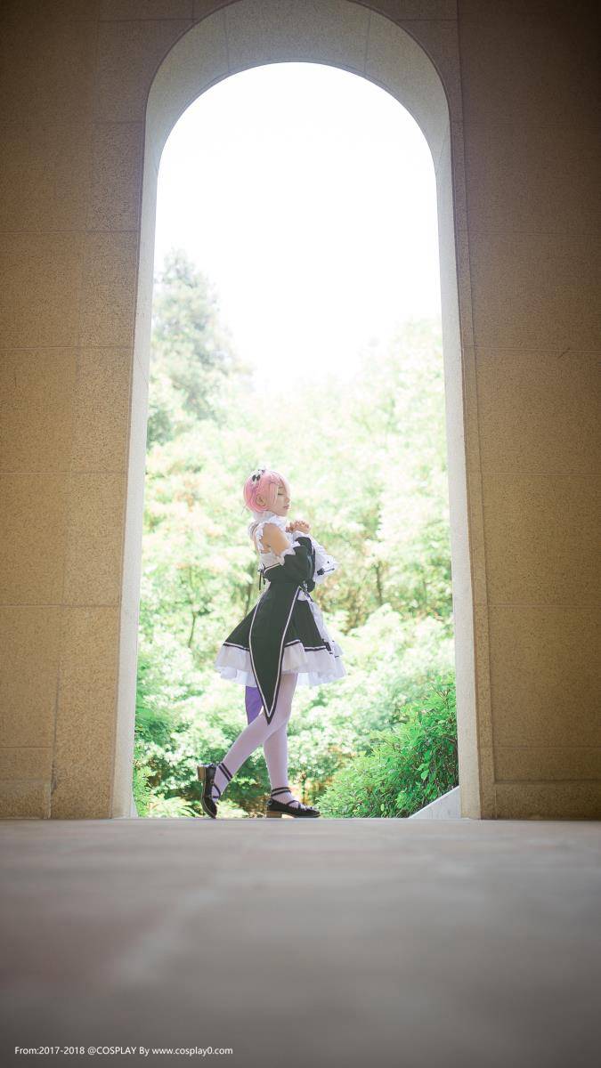 Cosplay福利/姐妹花雷姆拉姆可爱萝莉女仆装白丝Cosplay图片