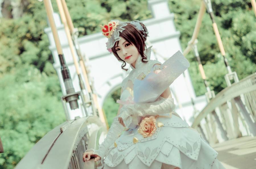 Cosplay福利/清纯美女Cos王者荣耀纯白花嫁小乔同人本子图片