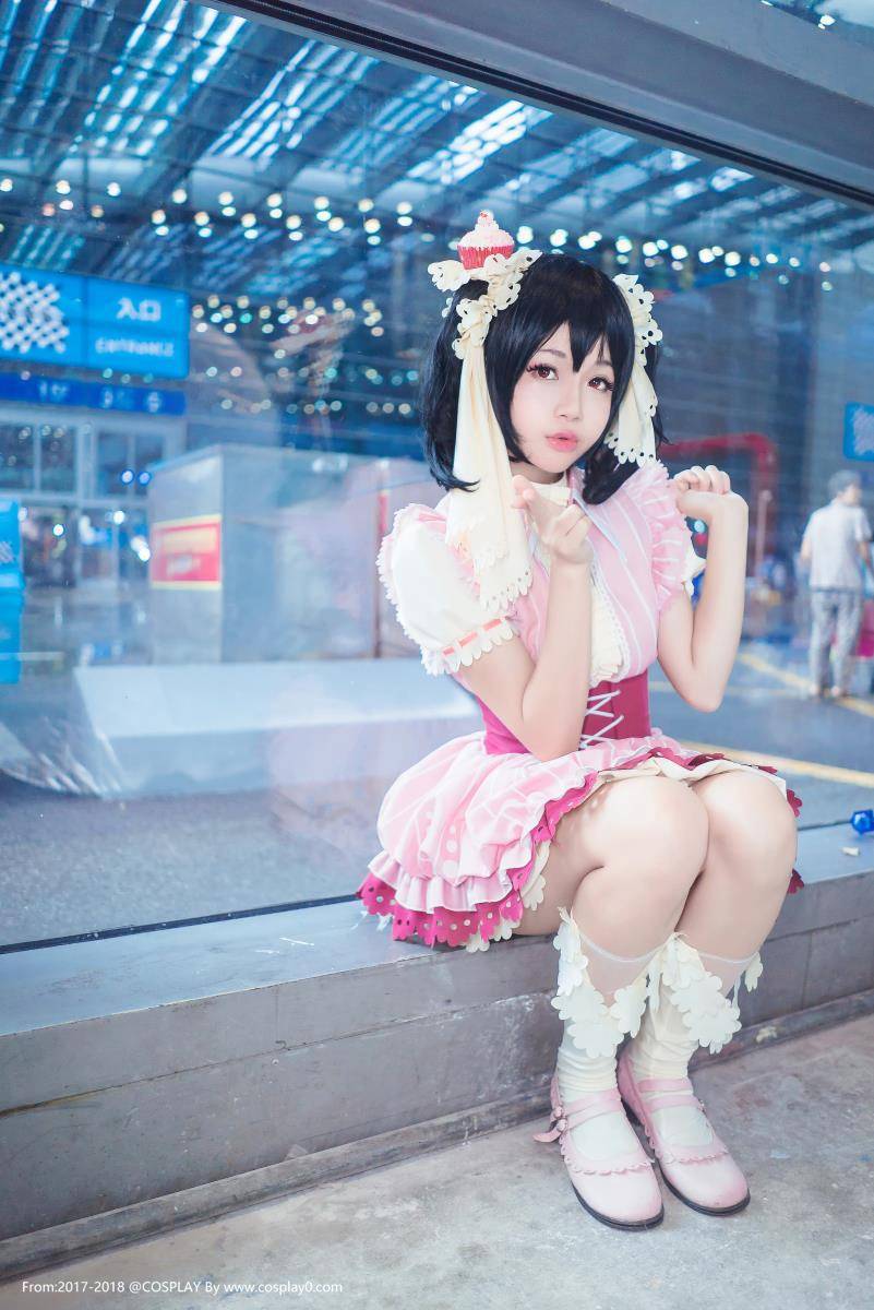 Cosplay福利/萌妹子桜桃喵双马尾萝莉Cosplay矢泽妮可本子图片