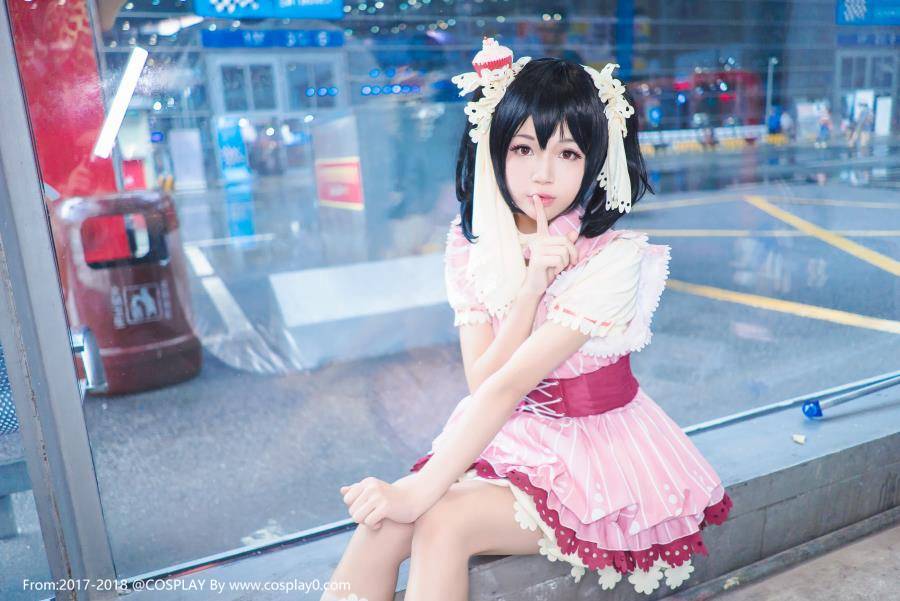 Cosplay福利/萌妹子桜桃喵双马尾萝莉Cosplay矢泽妮可本子图片