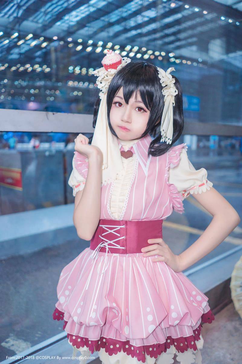 Cosplay福利/萌妹子桜桃喵双马尾萝莉Cosplay矢泽妮可本子图片