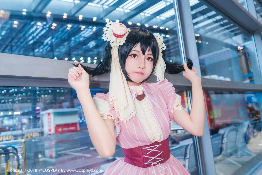 Cosplay福利/萌妹子桜桃喵双马尾萝莉Cosplay矢泽妮可本子图片