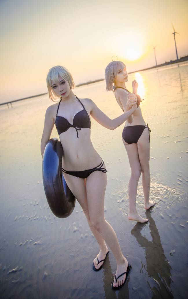 Cosplay福利/Fate/Grand Order 黑贞德 cn:U_O_ 黑呆 cn:花茶 双生子泳装COSPLAY美图欣赏