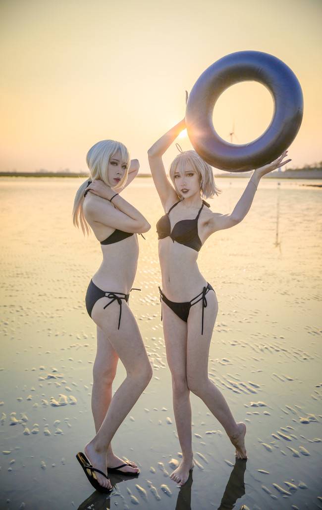 Cosplay福利/Fate/Grand Order 黑贞德 cn:U_O_ 黑呆 cn:花茶 双生子泳装COSPLAY美图欣赏