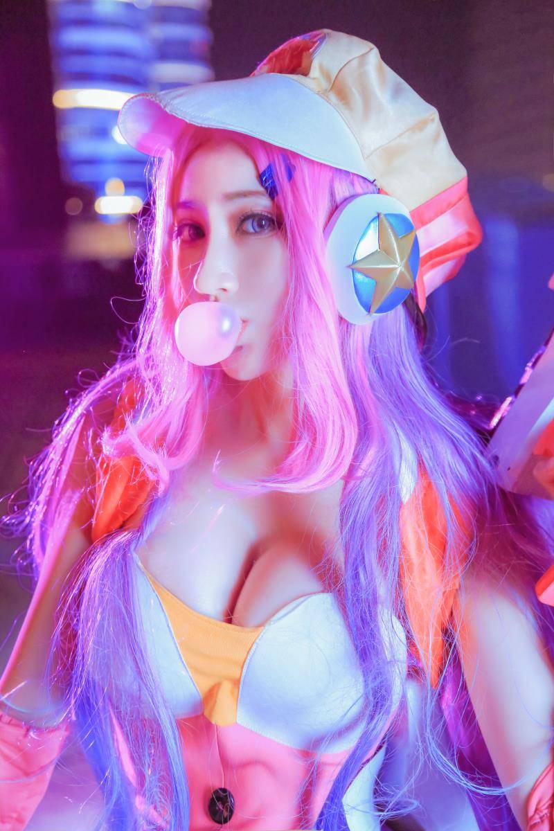 Cosplay福利/巨乳御姐英雄联盟赏金猎人厄运小姐cos福利图片
