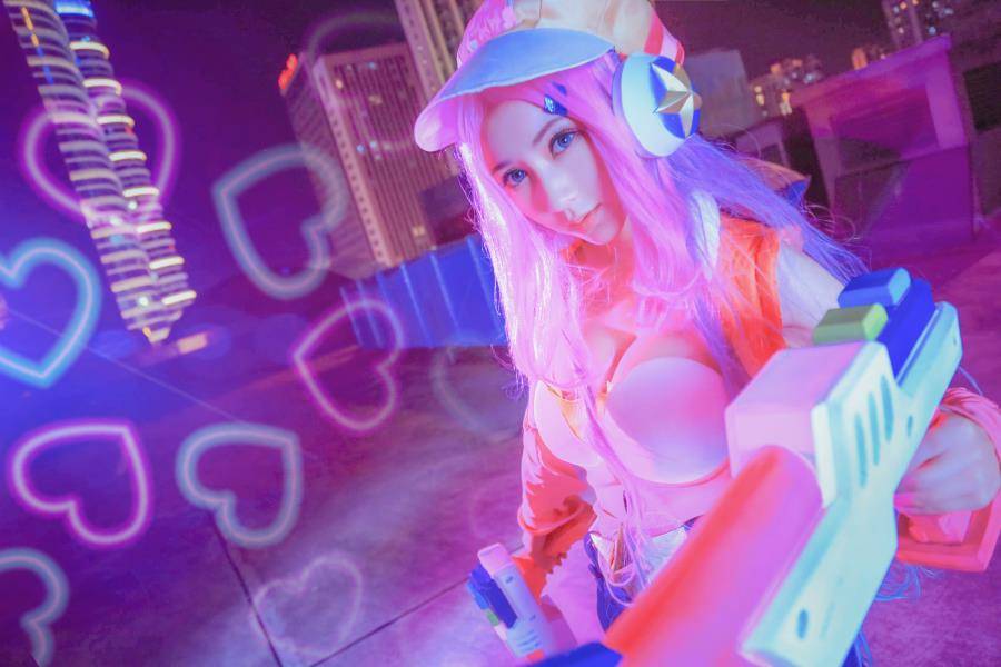 Cosplay福利/巨乳御姐英雄联盟赏金猎人厄运小姐cos福利图片