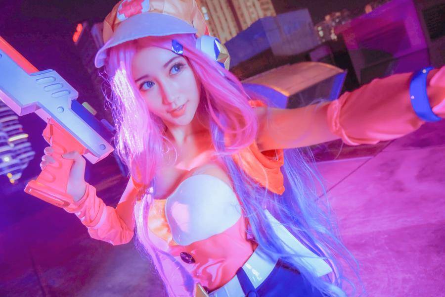 Cosplay福利/巨乳御姐英雄联盟赏金猎人厄运小姐cos福利图片